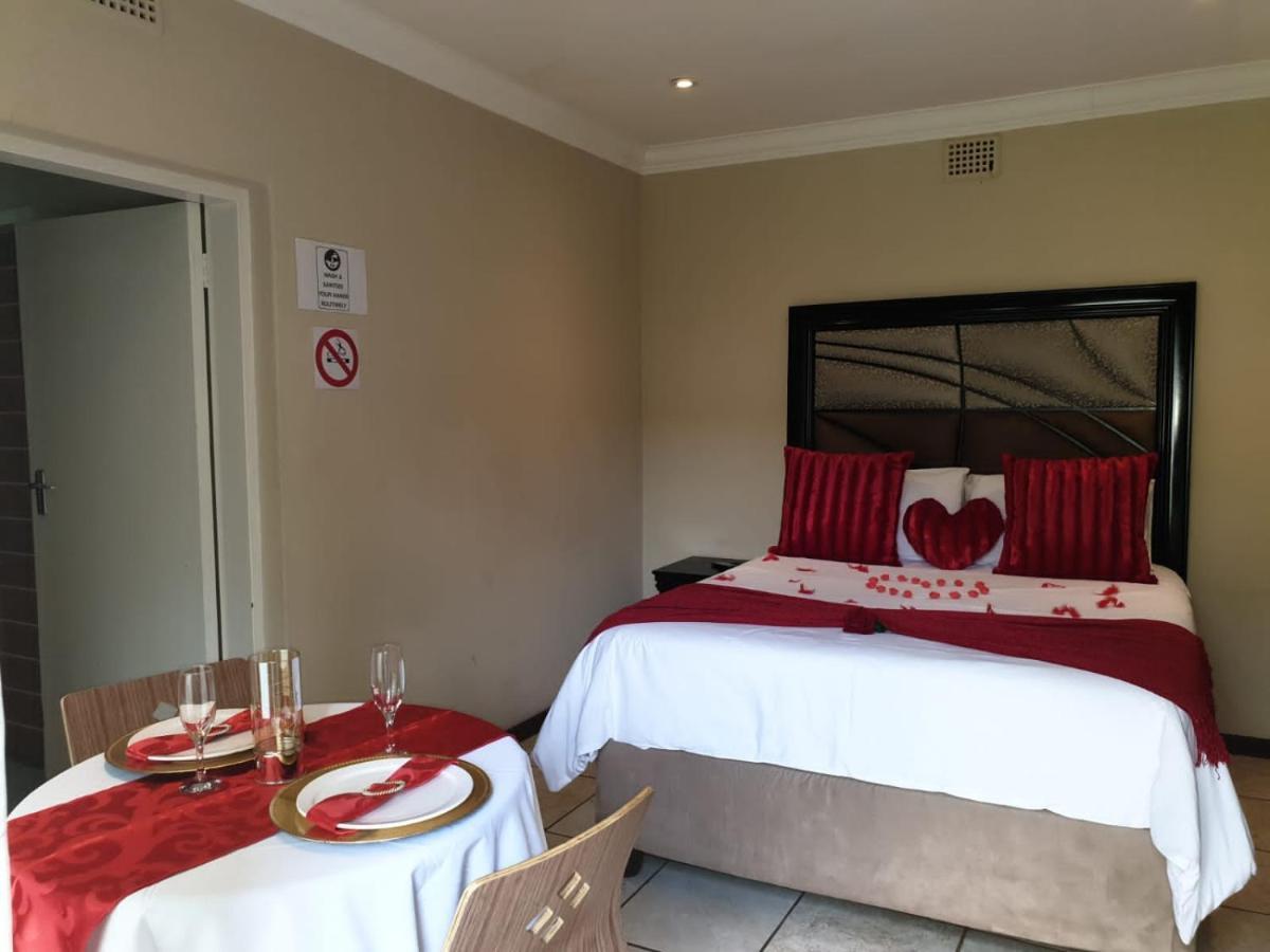 Suits Guest House & Bar Carletonville Exterior photo
